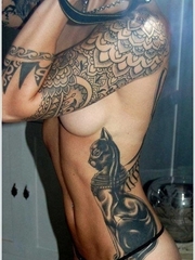 花臂女子侧肋上帅气的黑猫纹身图片