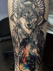 手小臂上帅气的智慧狼先生纹身图片