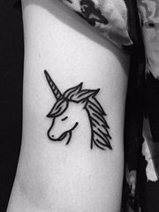 女孩手大臂上简约的黑色线条独角马纹身图片