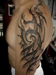 男性手大臂膀上简洁风格黑色部落图腾纹身图案
