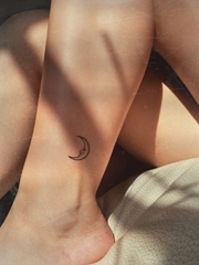 脚踝处小小的月亮图腾纹身