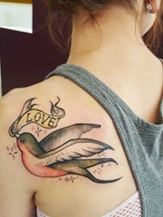 女孩左后肩背上漂亮的横幅燕子纹身图片