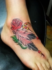 脚背上漂亮的红花朵和羽毛纹身图片