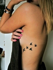 女性个性时尚的黑色小鸟儿纹身图案