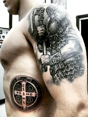 男子侧肋图腾和大臂膀盔甲战士纹身图片