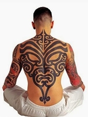 男性背部帅气的部落图腾纹身图案