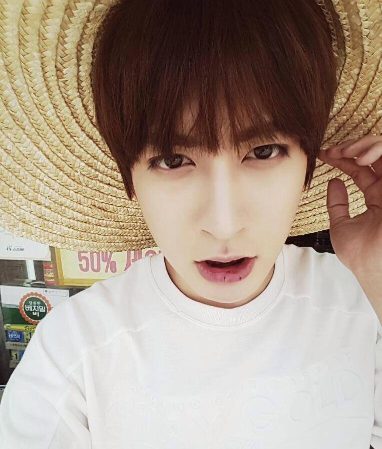 点击大图看下一张：安宰孝图片