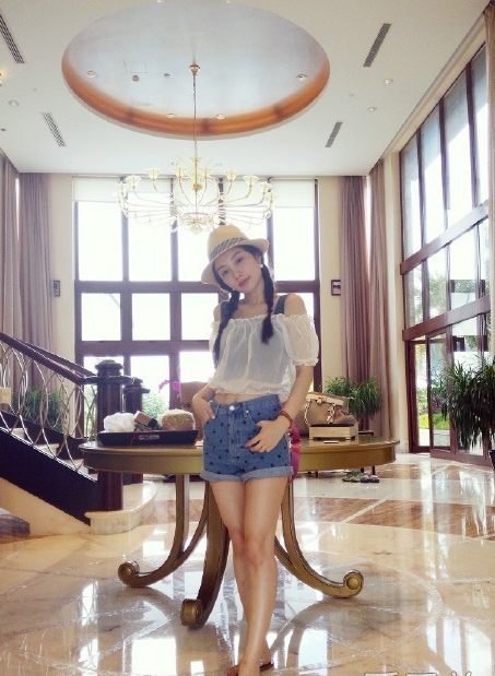 点击大图看下一张：李小璐晒海边清凉美照 秀马甲线长腿