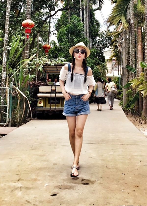 点击大图看下一张:李小璐晒海边清凉美照 秀马甲线长腿