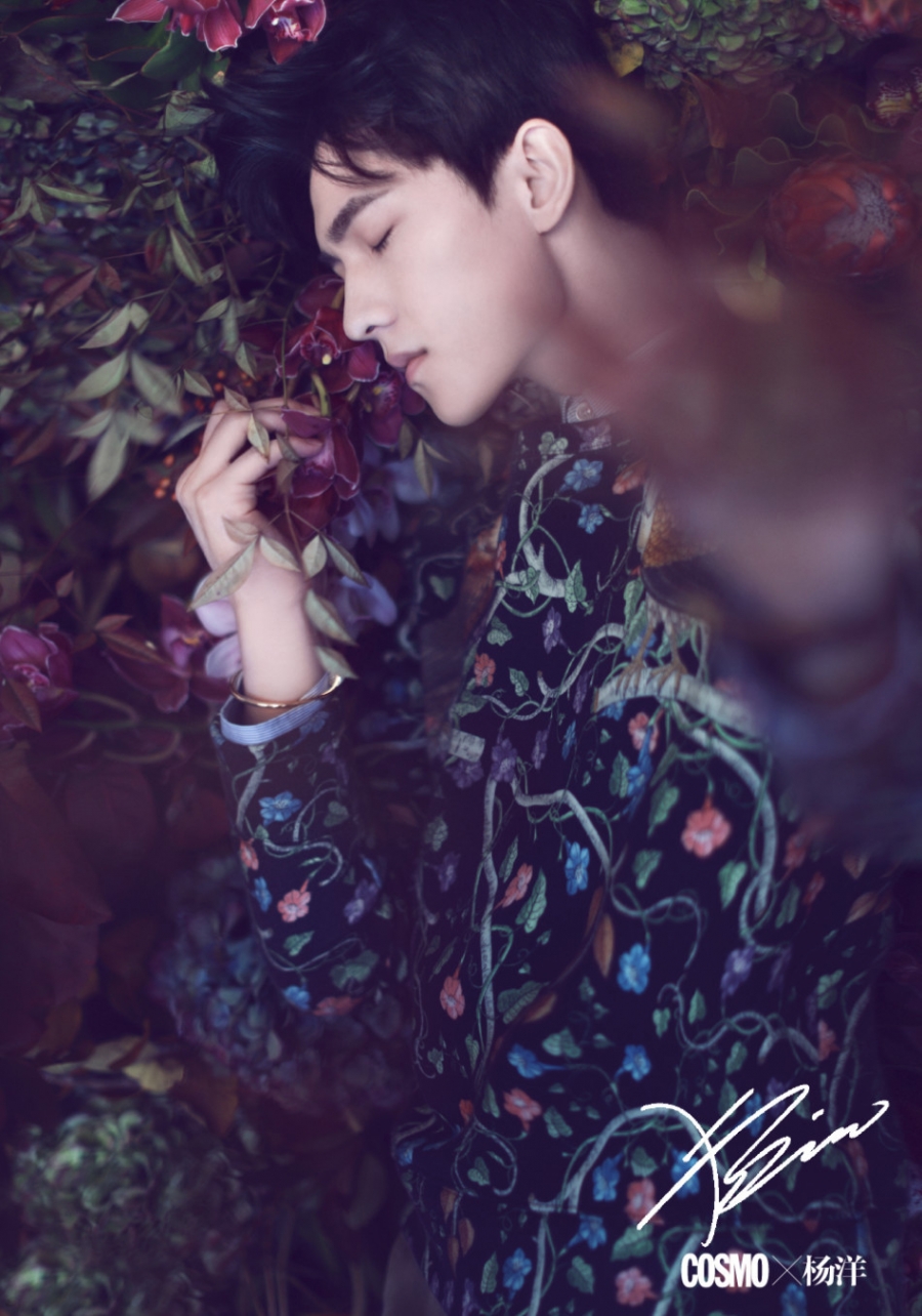 点击大图看下一张:花一样的美男子!杨洋最新时尚写真