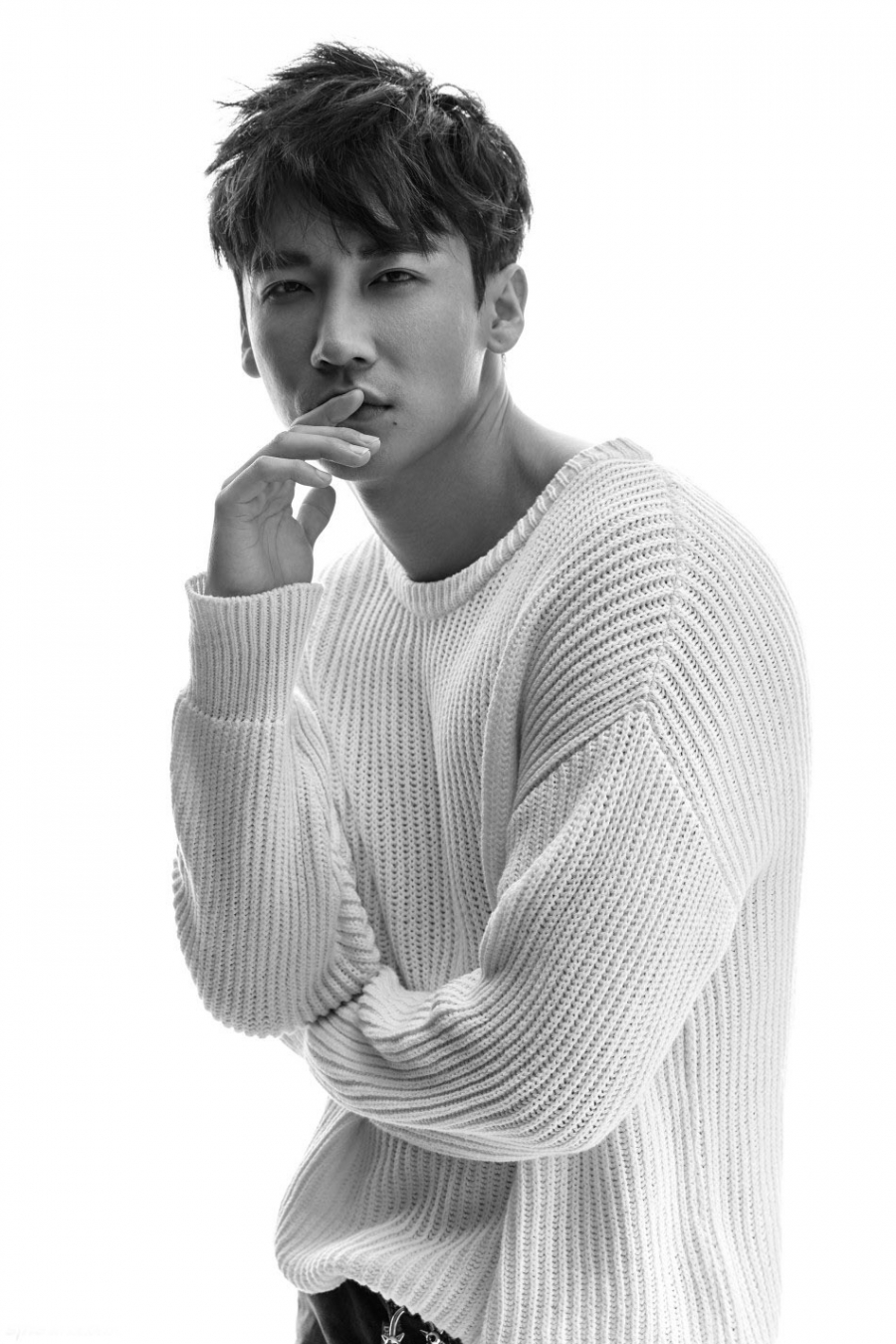 点击大图看下一张:叶相明黑白写真大片