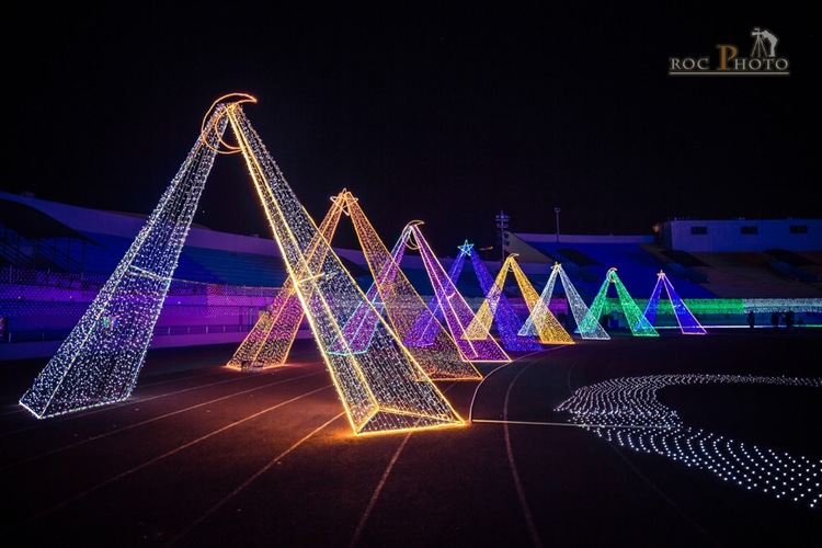 点击大图看下一张：保山奥体中心灯展夜景