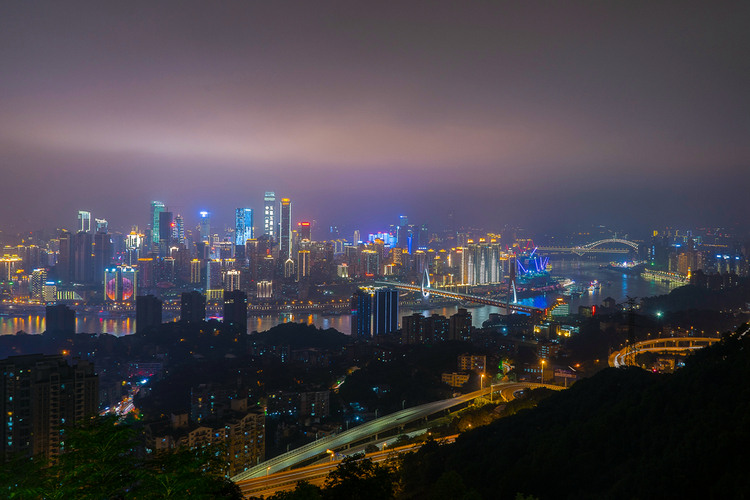 点击大图看下一张：重庆一棵树夜景