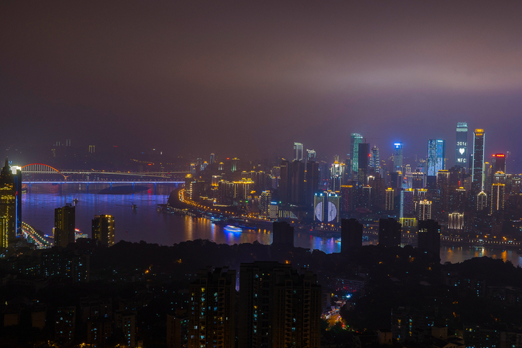 点击大图看下一张：重庆一棵树夜景