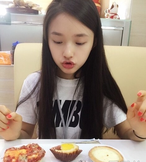 点击大图看下一张：林允清纯私照曝光