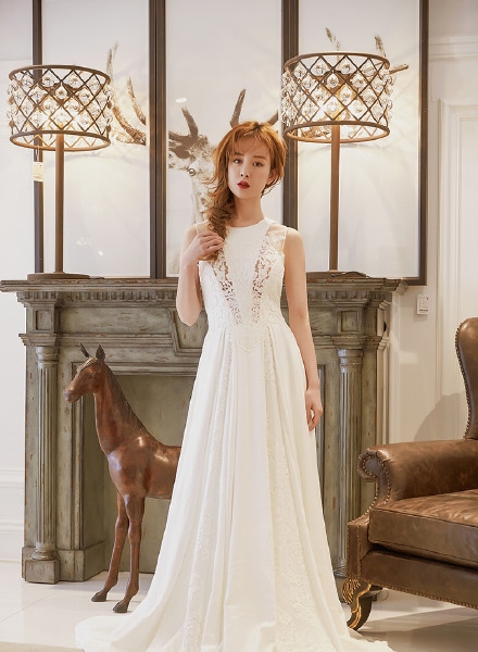 点击大图看下一张：张檬化身甜美新娘 身材窈窕性感优雅