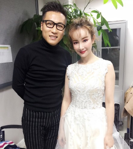 点击大图看下一张：张檬化身甜美新娘 身材窈窕性感优雅