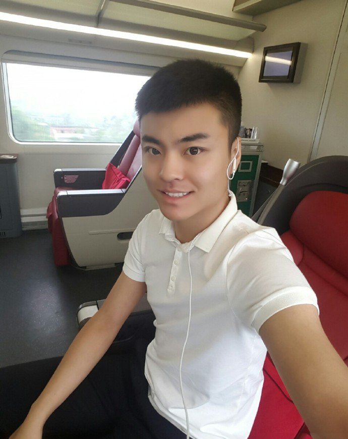 点击大图看下一张:19岁的帅哥照片