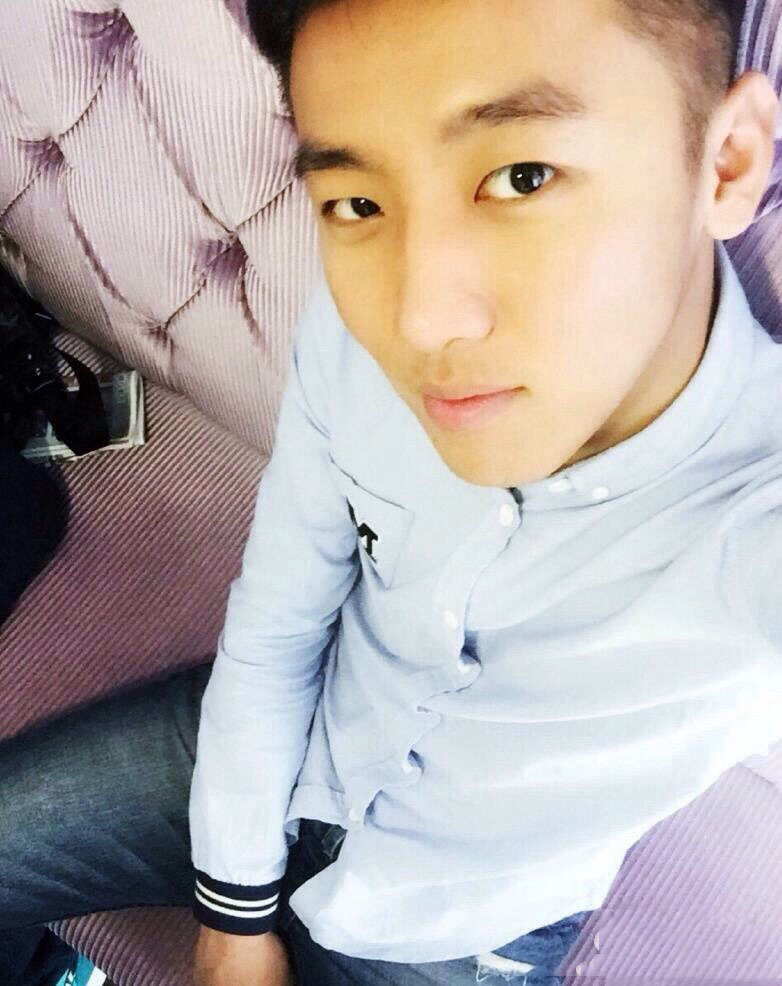 点击大图看下一张：21岁小鲜肉帅哥照片