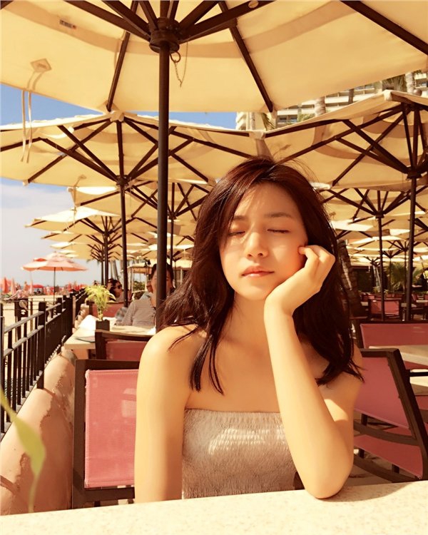 点击大图看下一张：女神陈妍希夏威夷晒美照