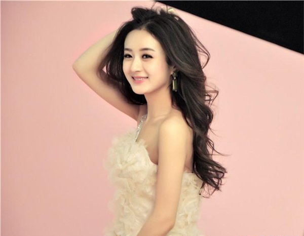 点击大图看下一张：赵丽颖最新梦幻公主系列杂志封面写真