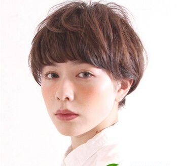 点击大图看下一张：女生波波头显白染发发型