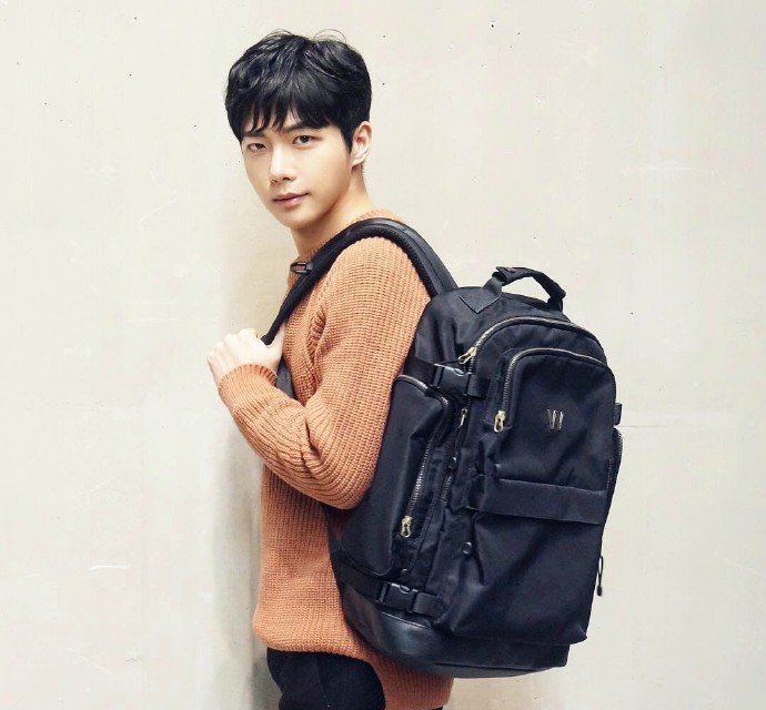 点击大图看下一张：韩国超帅小鲜肉帅哥图片