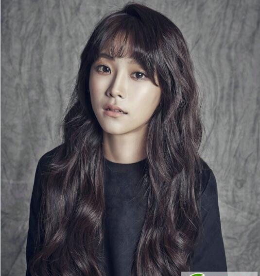 点击大图看下一张：2017最具有魅力的烫发 招桃花烫发发型大全