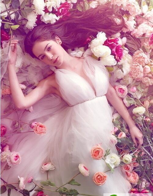 点击大图看下一张：女神中长烫发发型 惊艳了似水年华