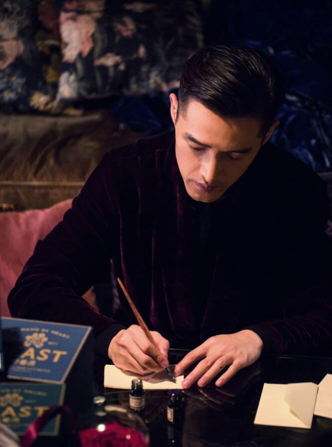 点击大图看下一张：胡歌圣诞主题大片