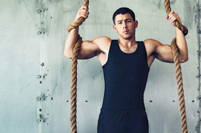 点击大图看下一张：尼克乔纳斯肌肉照