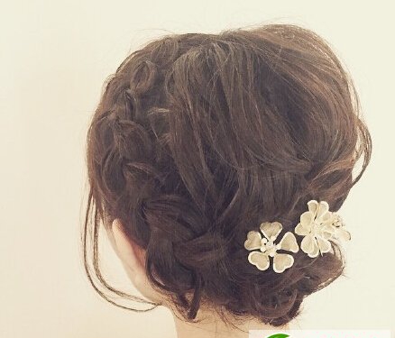 点击大图看下一张：日式新娘盘发发型图片