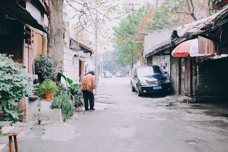 点击大图看下一张：生活在别处