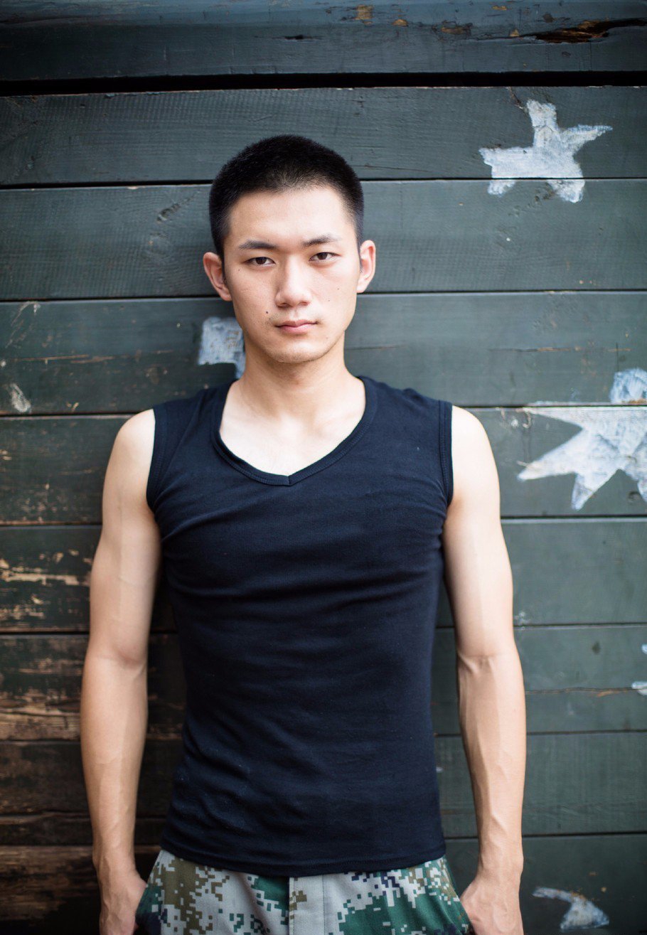 点击大图看下一张：军人帅哥照片