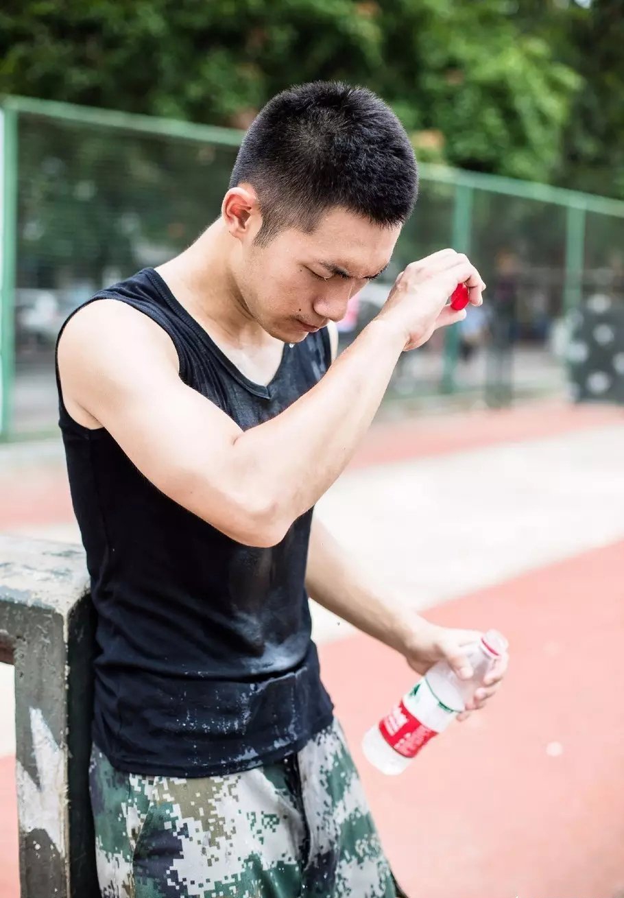 点击大图看下一张：军人帅哥照片