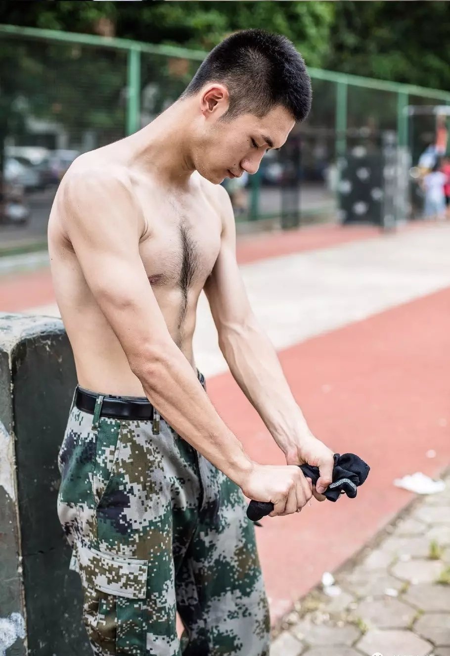 点击大图看下一张:军人帅哥照片