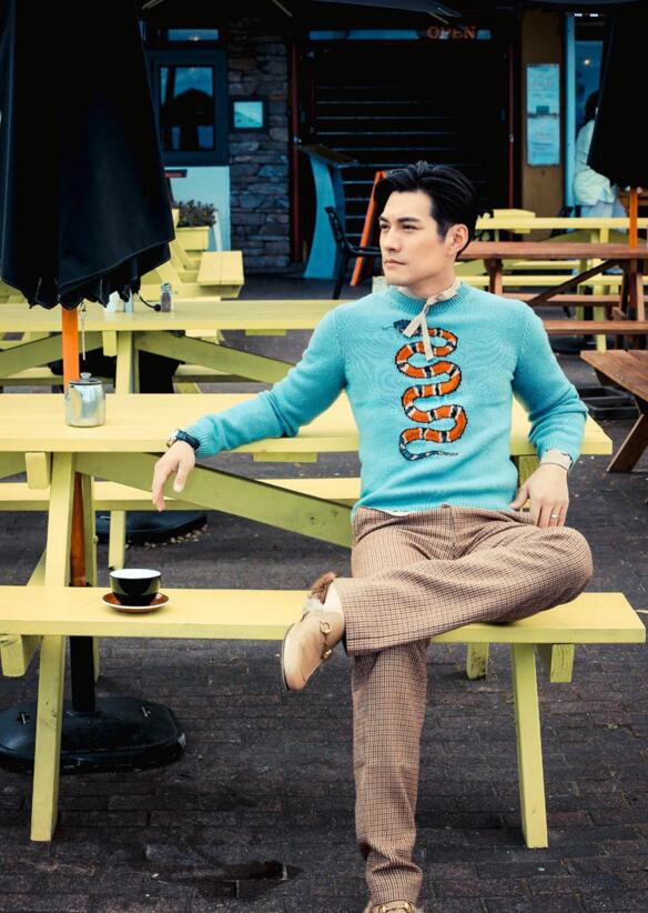 点击大图看下一张:严屹宽休闲街拍曝光 展现慵懒优雅绅士风
