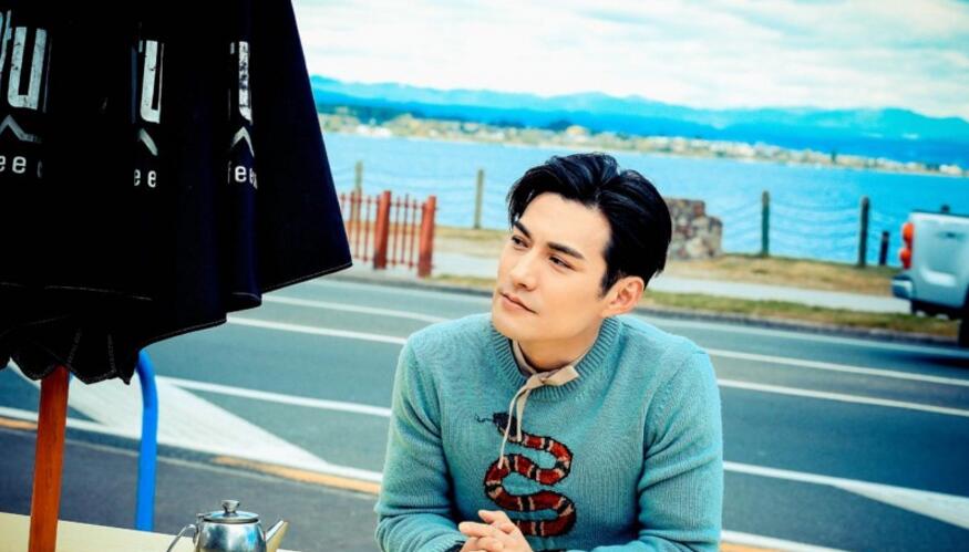 点击大图看下一张：严屹宽休闲街拍曝光 展现慵懒优雅绅士风