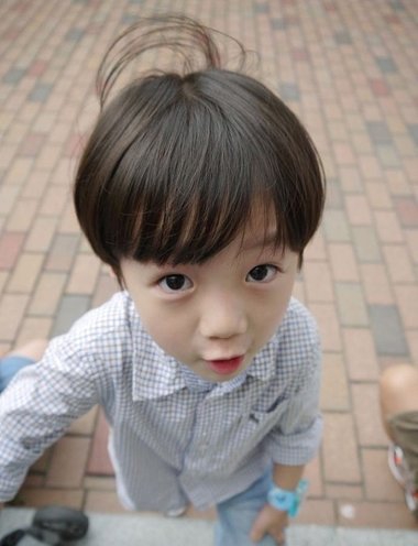 点击大图看下一张：韩国帅气小男孩发型