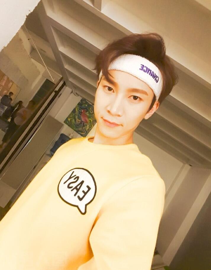 点击大图看下一张:BTOB成员徐恩光