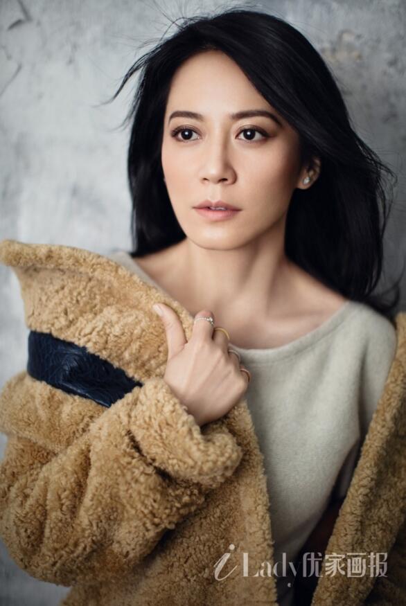 点击大图看下一张：俞飞鸿曝封面大片韵味十足 气质清新脱俗