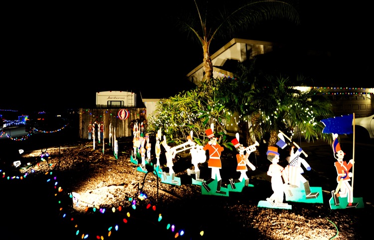 点击大图看下一张：圣地亚哥民居火树银花迎圣诞