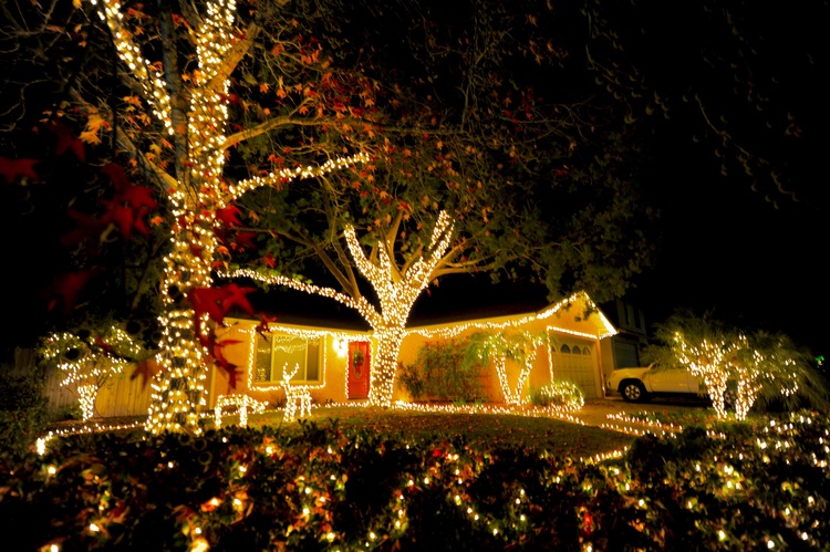点击大图看下一张：圣地亚哥民居火树银花迎圣诞