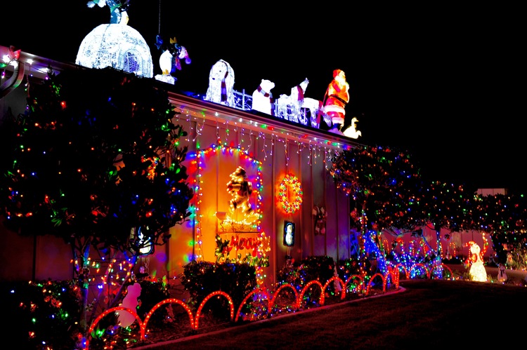 点击大图看下一张：圣地亚哥民居火树银花迎圣诞