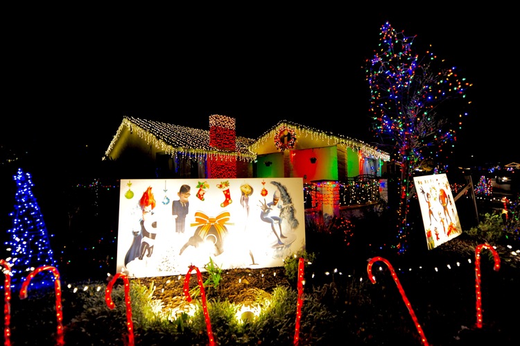 点击大图看下一张:圣地亚哥民居火树银花迎圣诞