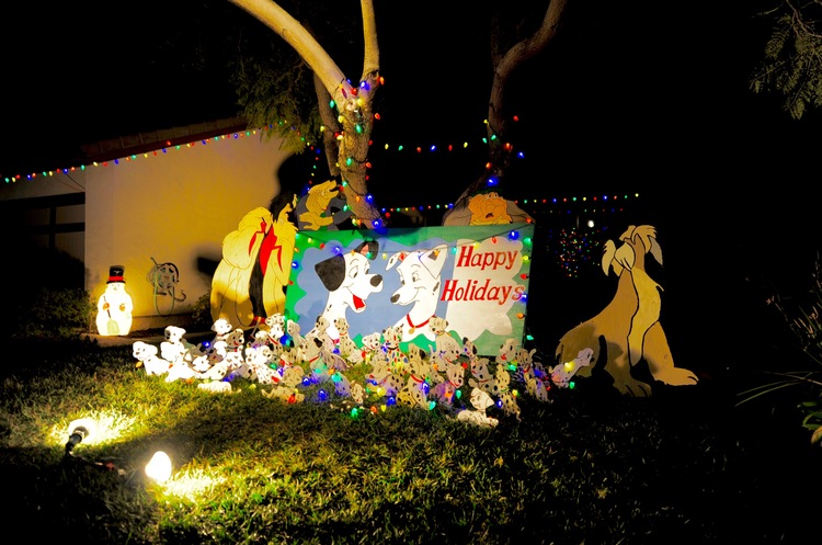 点击大图看下一张:圣地亚哥民居火树银花迎圣诞