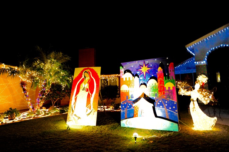 点击大图看下一张:圣地亚哥民居火树银花迎圣诞