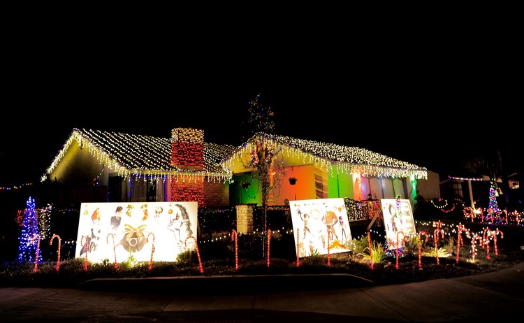 点击大图看下一张:圣地亚哥民居火树银花迎圣诞