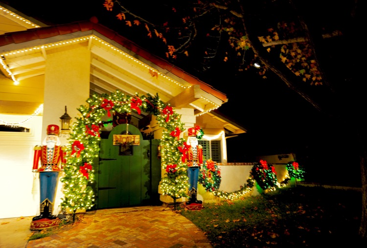 点击大图看下一张:圣地亚哥民居火树银花迎圣诞