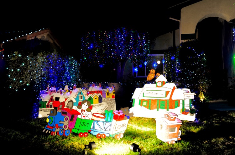 点击大图看下一张:圣地亚哥民居火树银花迎圣诞